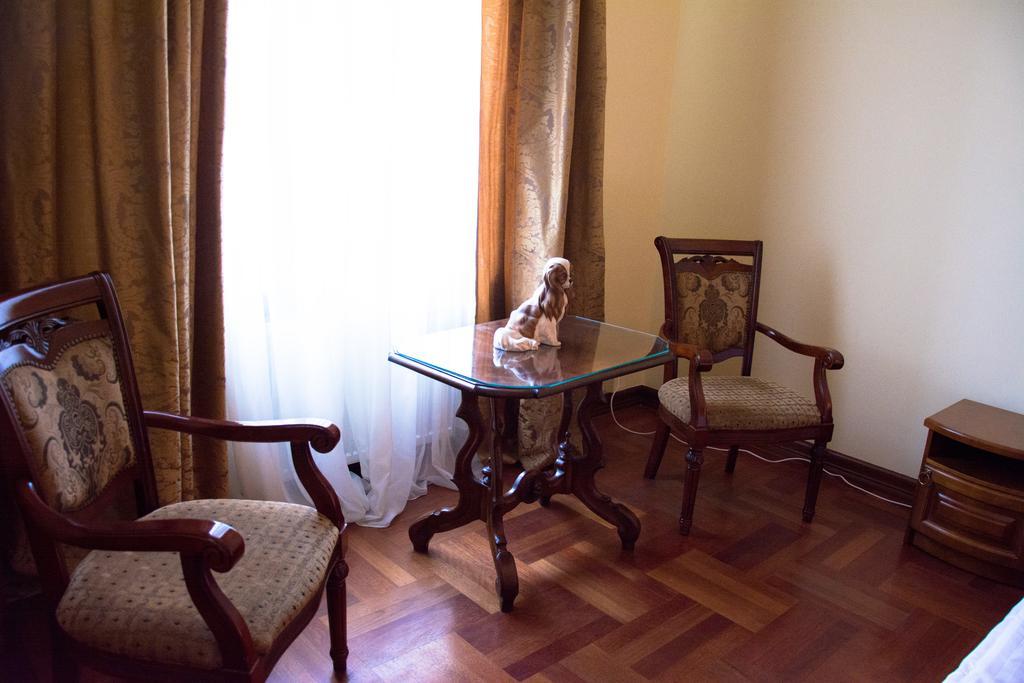British Club Lviv Hotel ภายนอก รูปภาพ