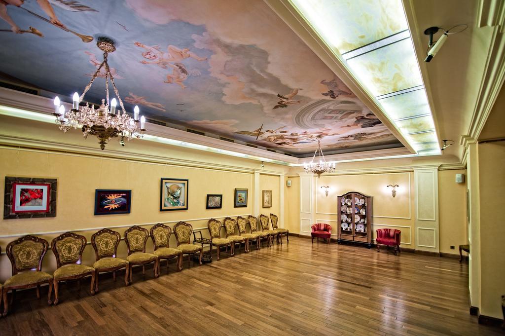 British Club Lviv Hotel ภายนอก รูปภาพ