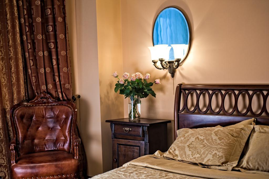 British Club Lviv Hotel ภายนอก รูปภาพ