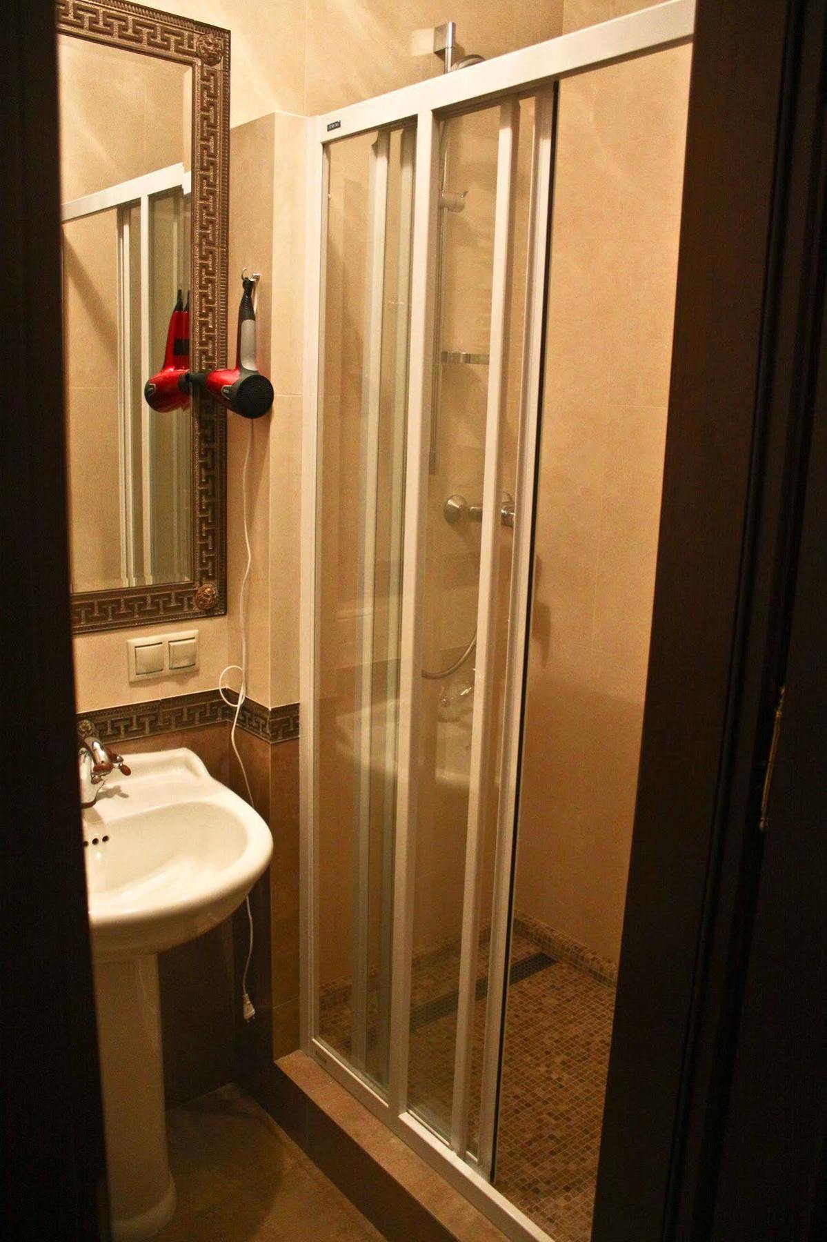 British Club Lviv Hotel ภายนอก รูปภาพ