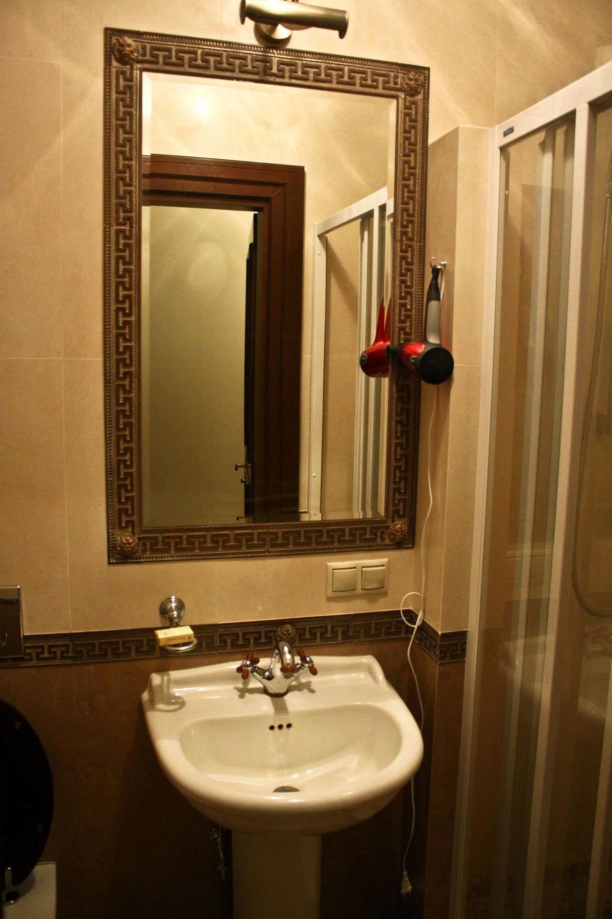 British Club Lviv Hotel ภายนอก รูปภาพ