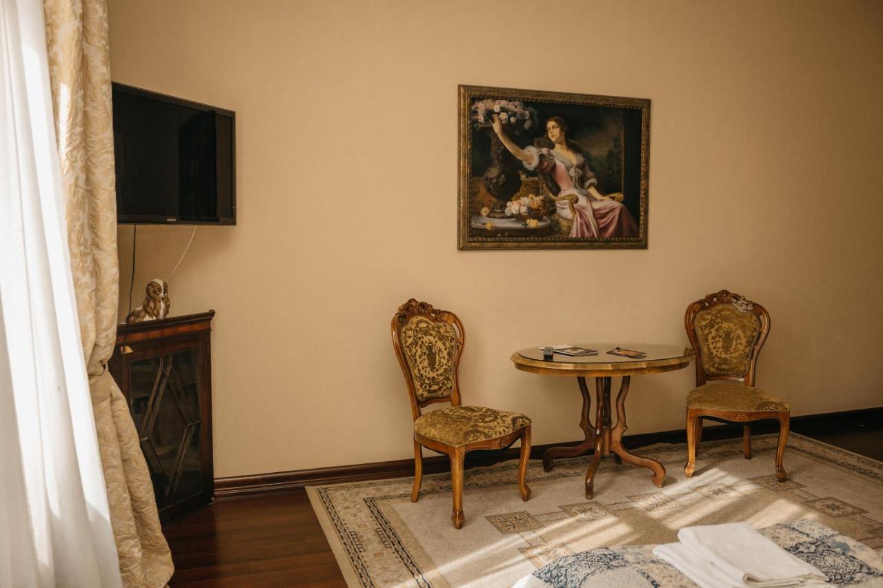 British Club Lviv Hotel ภายนอก รูปภาพ